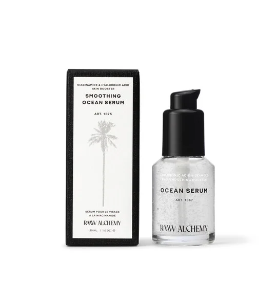 RAW ALCHEMY Smoothing Ocean Serum, 30 ml Flasche neben Verpackung mit Palmenmotiv.