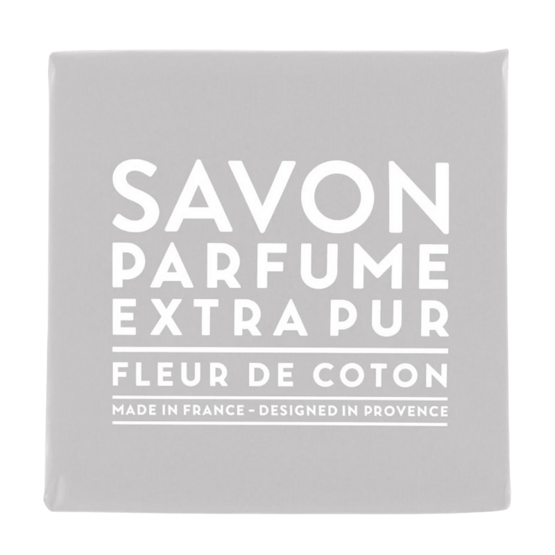 Graue Verpackung einer parfümierten Seife mit der Aufschrift 'Savon Parfumé Extra Pur Fleur de Coton'.
