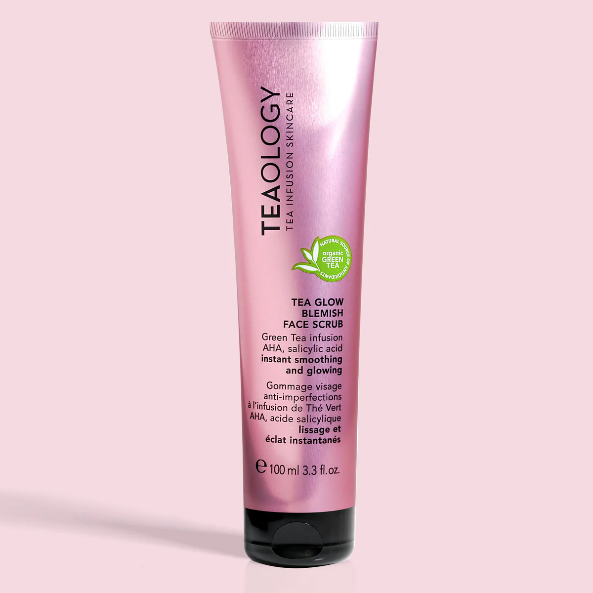 Rosa Tube Teaology Tea Glow Blemish Face Scrub, 100 ml, auf rosa Hintergrund.