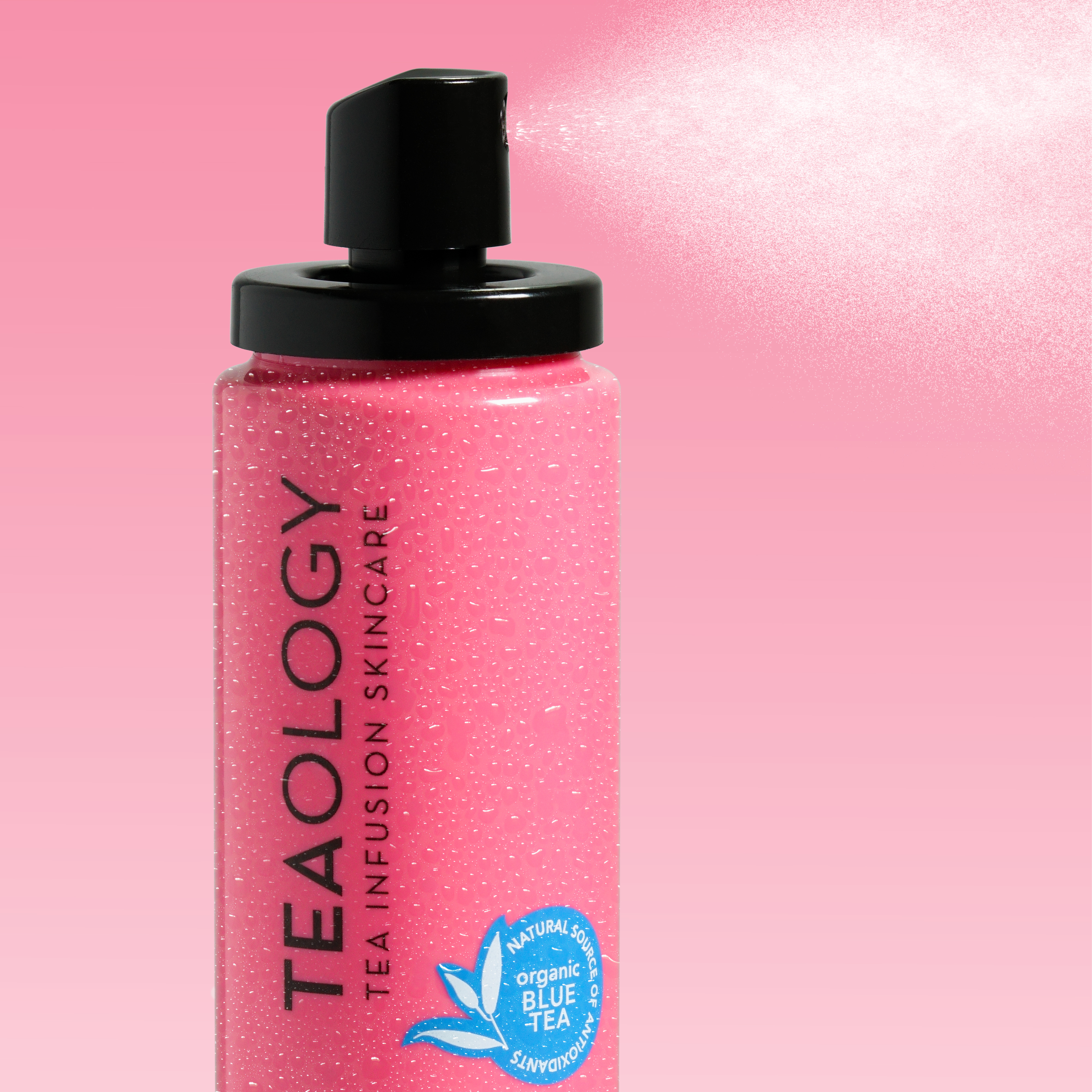 TEAOLOGY Peach Tea Hydra Mist, rosa Flasche mit Sprühnebel, auf rosa Hintergrund.