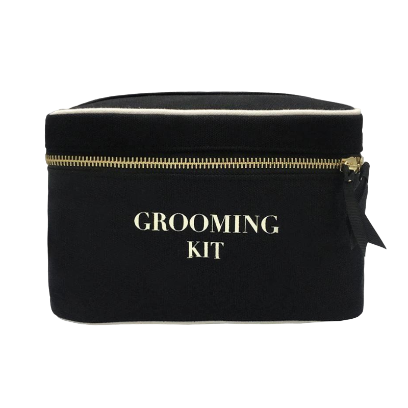 Schwarzes Grooming-Kit mit goldfarbenem Reißverschluss und Aufschrift 'GROOMING KIT' in weißer Schrift.