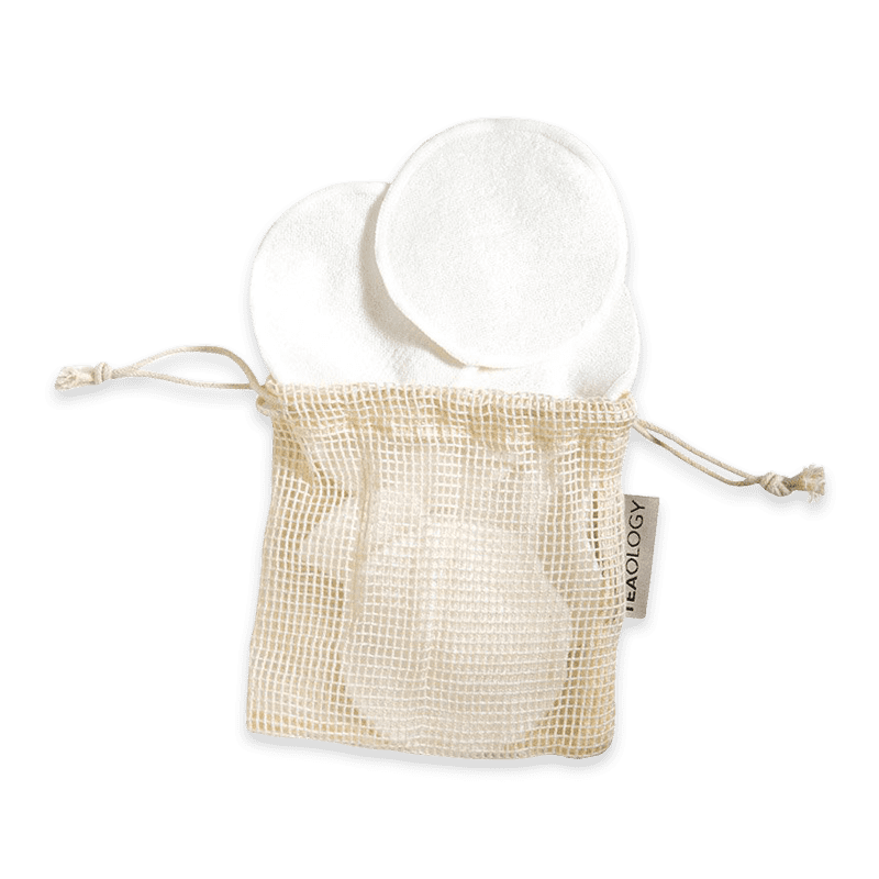 Wiederverwendbare Baumwollpads von Teaology in einem Netzbeutel.
