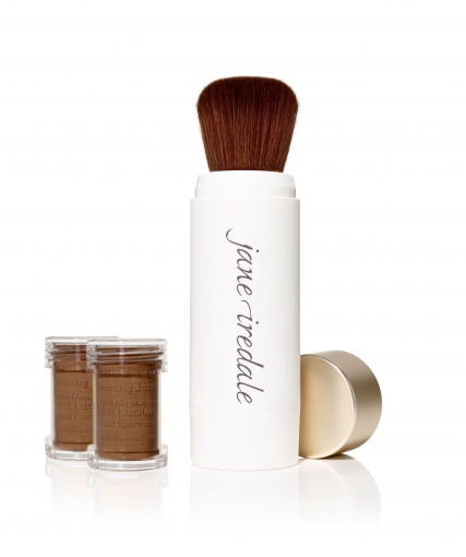 Jane Iredale Puderpinsel mit zwei braunen Puderbehältern auf weißem Hintergrund.