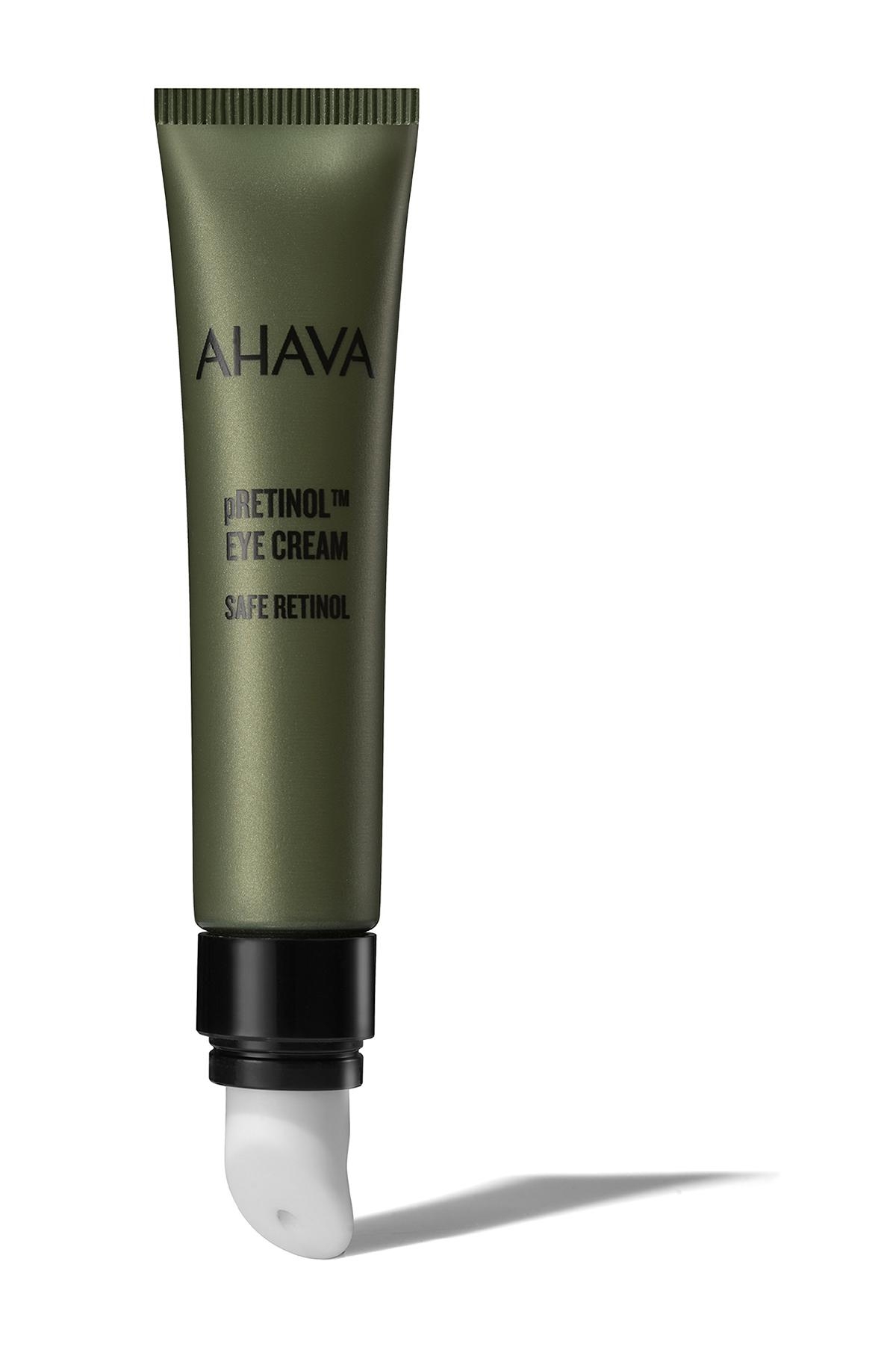 Grüne Tube mit AHAVA Retinol Augencreme, Safe Retinol, auf weißem Hintergrund.