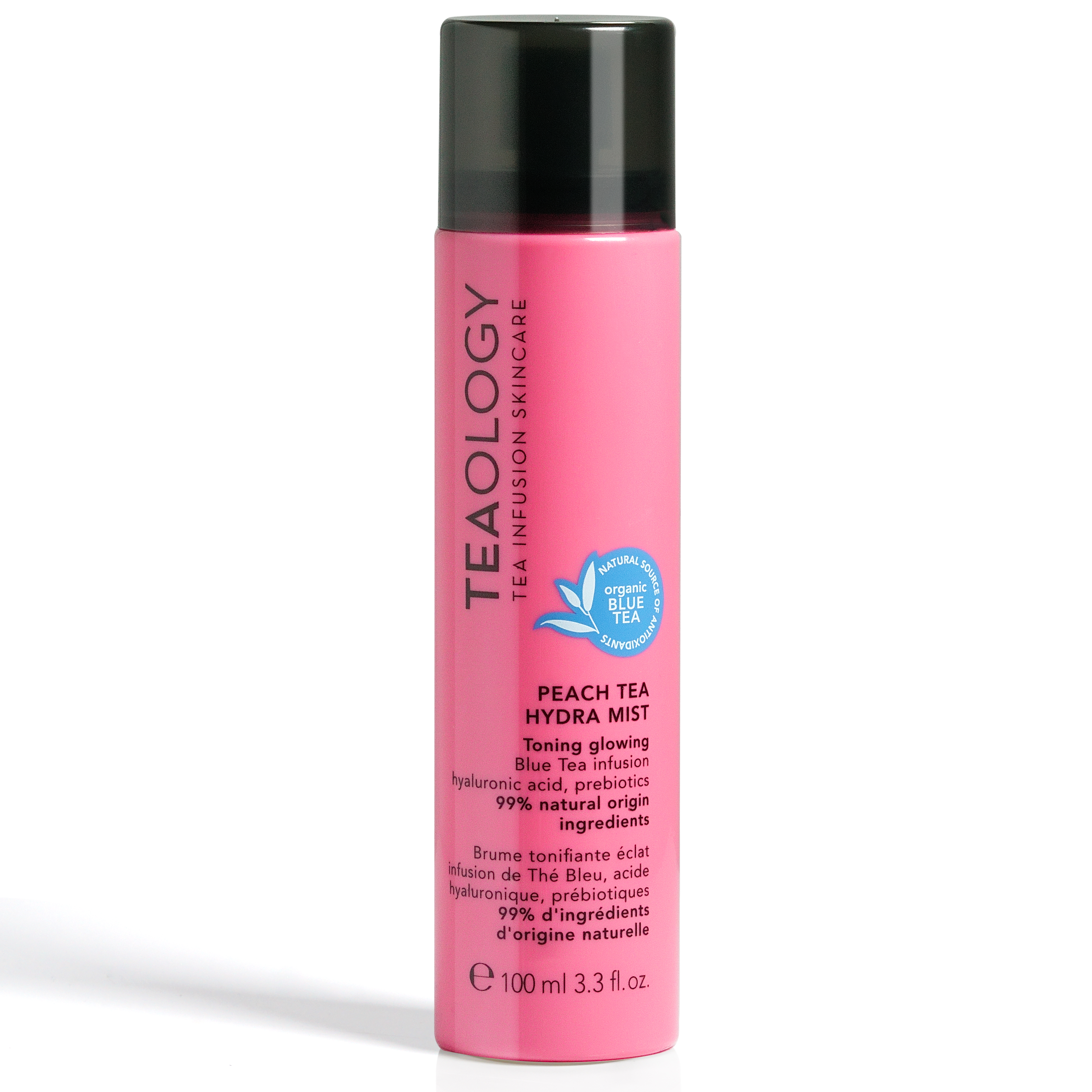 TEAOLOGY Peach Tea Hydra Mist, 100 ml, auf weißem Hintergrund. Rosa Flasche mit schwarzem Deckel und blauer Teeblatt-Grafik.
