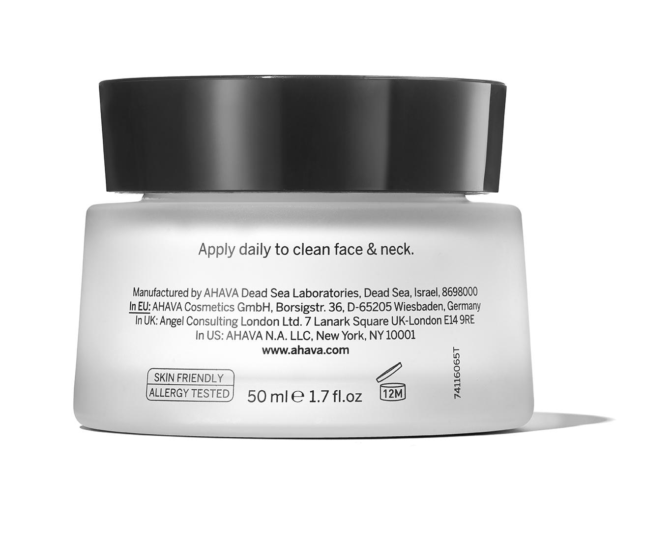 Ein Tiegel AHAVA-Gesichtscreme, 50 ml, mit Anweisungen zur täglichen Anwendung auf Gesicht und Hals.