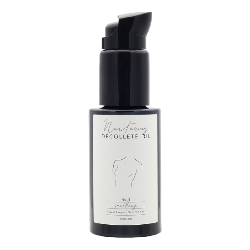 Schwarze Flasche mit Nurturing Décolleté Oil Nr. 8 von Hello Sue, 50 ml, auf weißem Hintergrund.