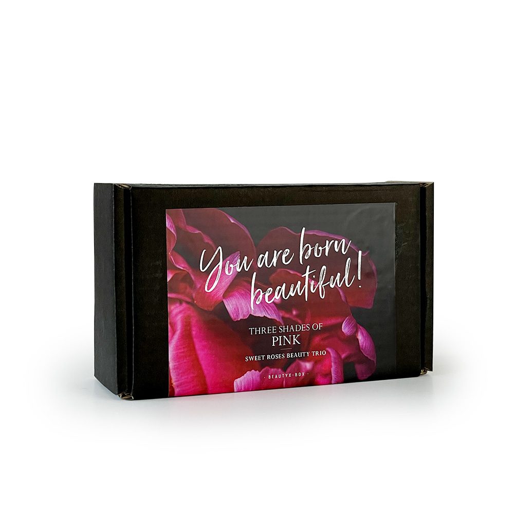 Schwarze Box mit der Aufschrift 'You are born beautiful! Three Shades of Pink - Sweet Roses Beauty Trio' und einem Bild von rosa Rosen.