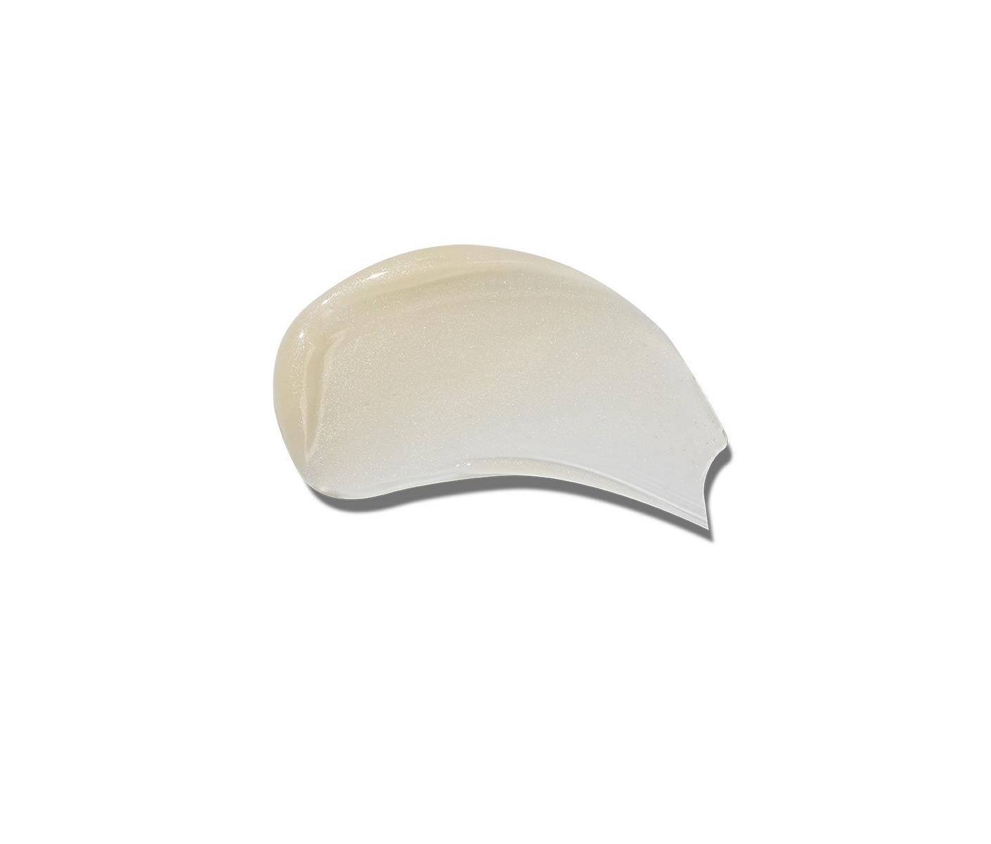 Nahaufnahme einer transparenten Creme auf weißem Hintergrund.