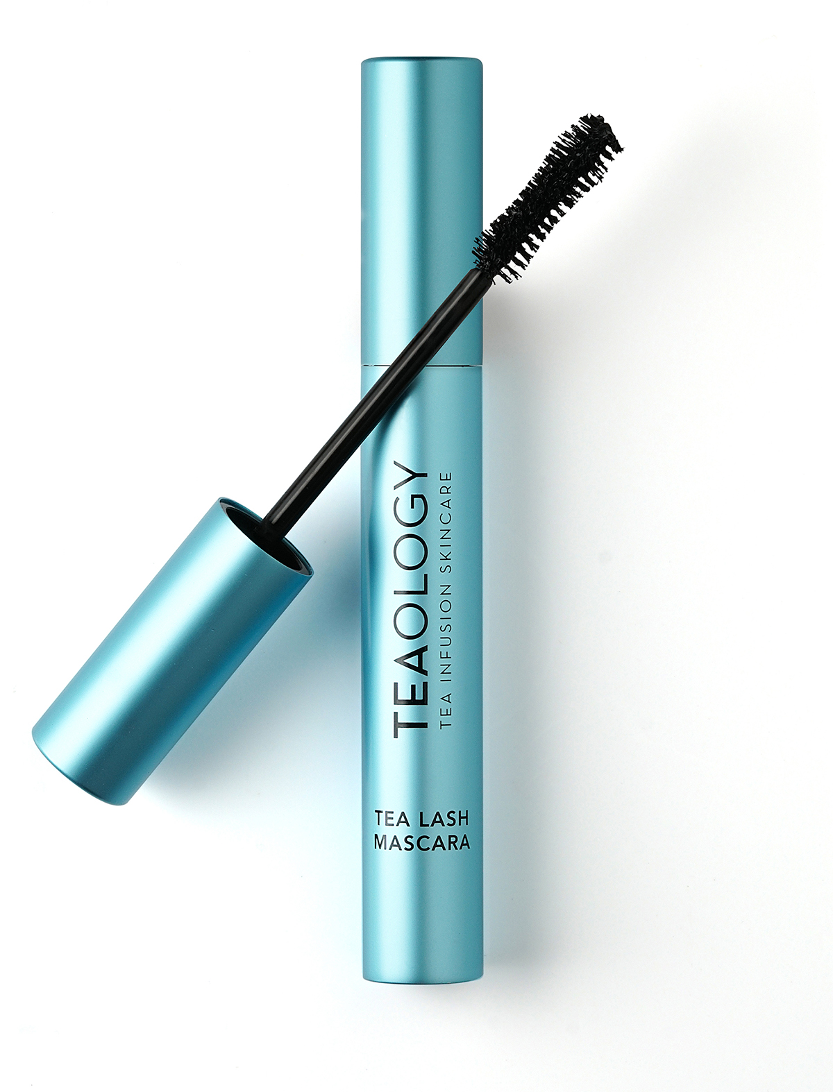 Teal-farbene Teaology Tea Lash Mascara mit geöffneter Bürste auf weißem Hintergrund.