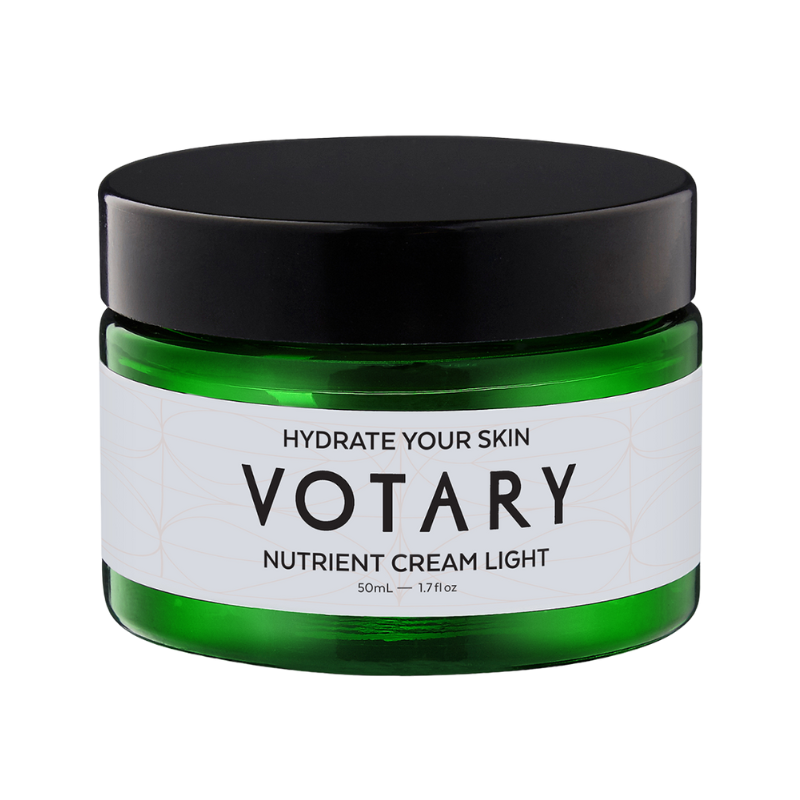 Grünes Glasgefäß mit schwarzem Deckel, beschriftet mit 'VOTARY NUTRIENT CREAM LIGHT'.