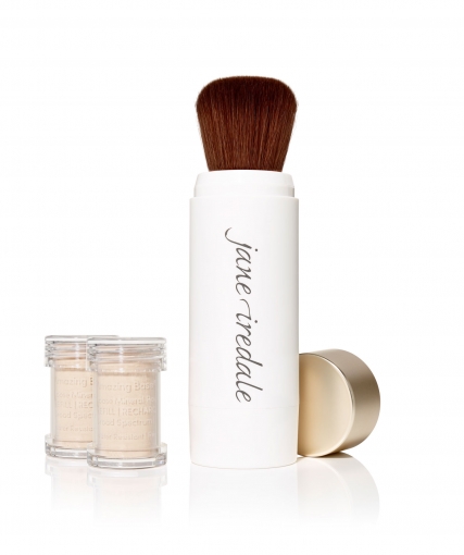 Jane Iredale Puderpinsel mit zwei Ersatzpudern auf weißem Hintergrund.