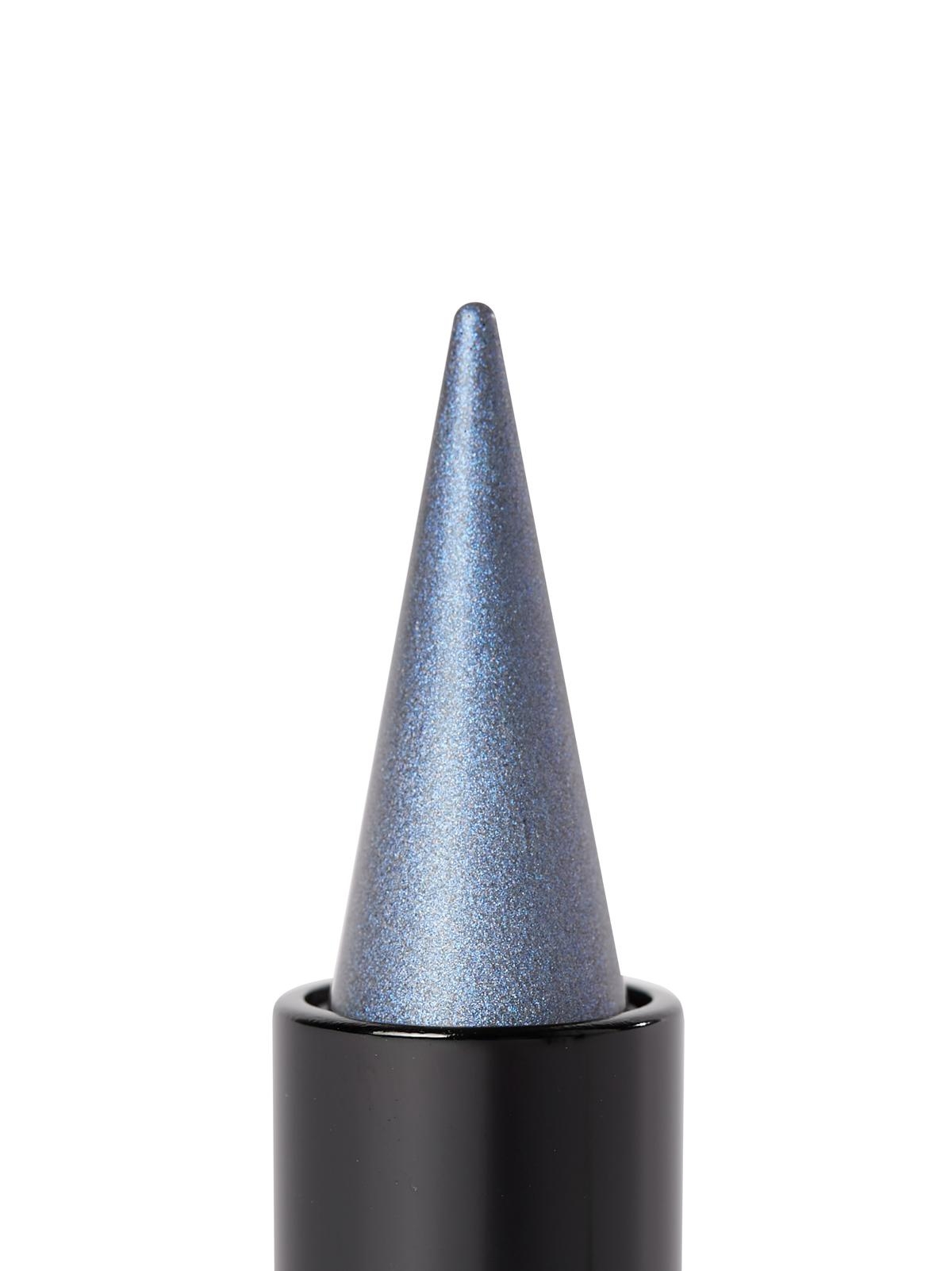 Blauer Kajalstift mit schwarzer Basis auf weißem Hintergrund.