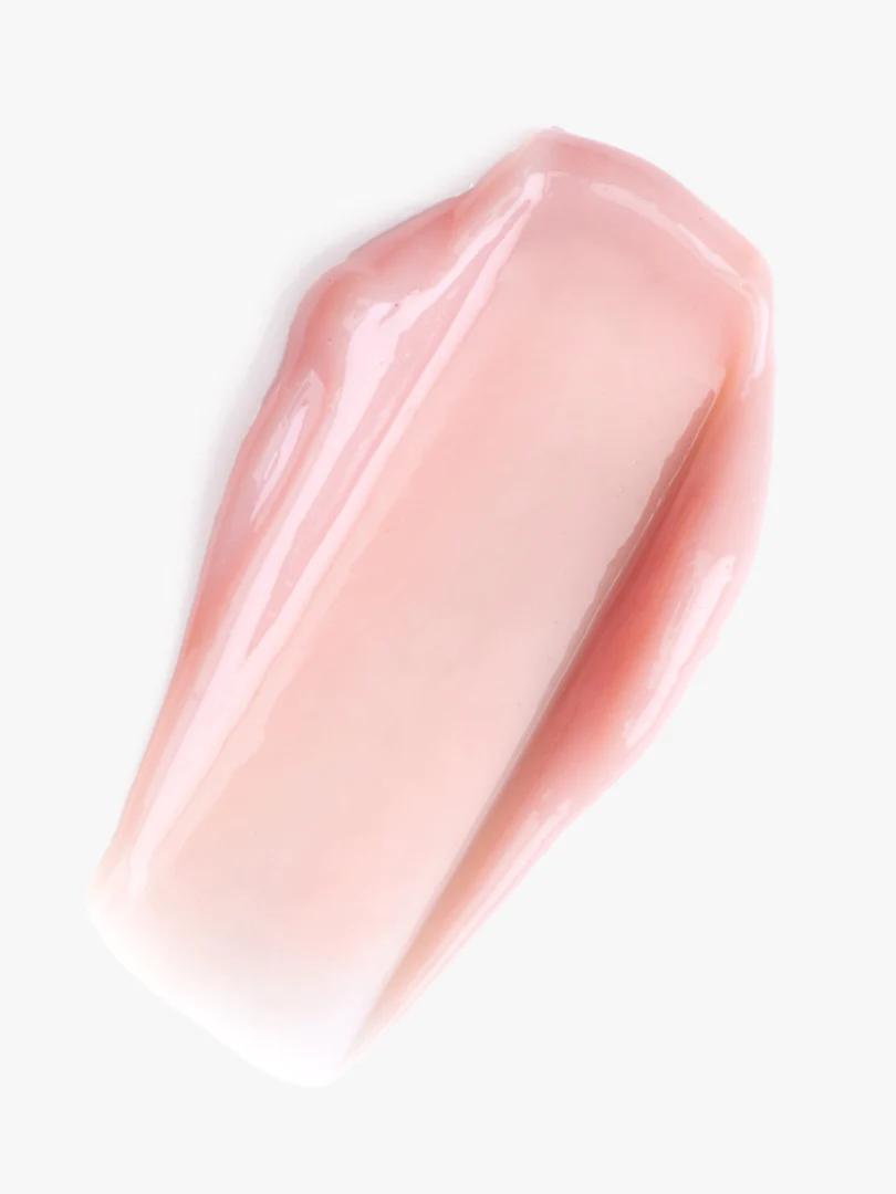 Nahaufnahme einer rosafarbenen Creme auf weißem Hintergrund.