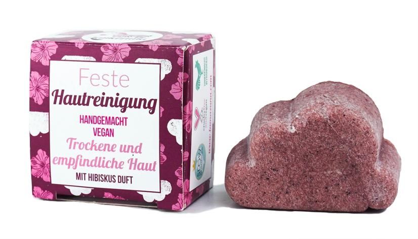 Feste Hautreinigung, handgemacht, vegan, für trockene und empfindliche Haut, mit Hibiskusduft, neben der Verpackung.